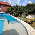 Family House Freeдом Villa *