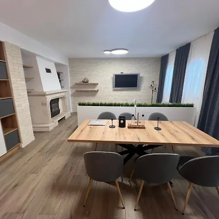 Family House Freeдом * סינמורץ